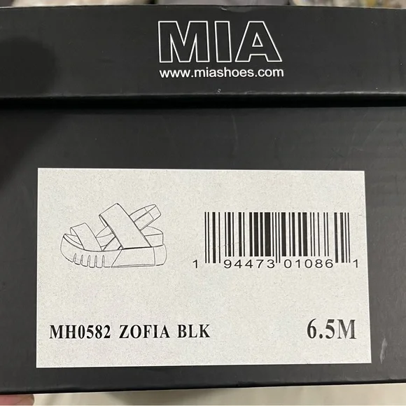 **FLASH  SALE** 
MIA Black Platform Sandals  NIB - Picture 2 of 4